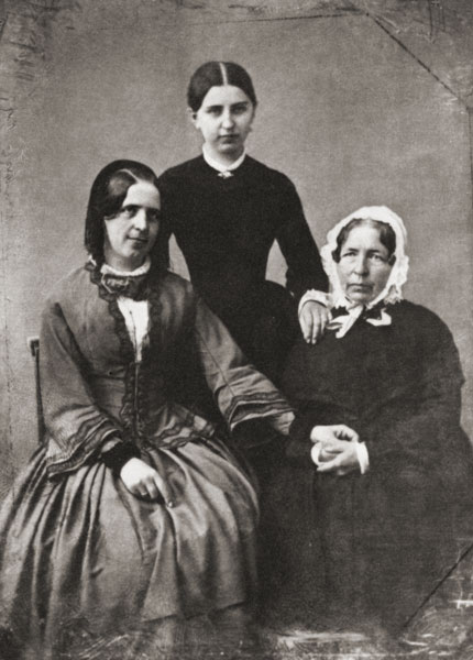 Meta Heusser mit Töchtern Johanna (sitzend) und Meta